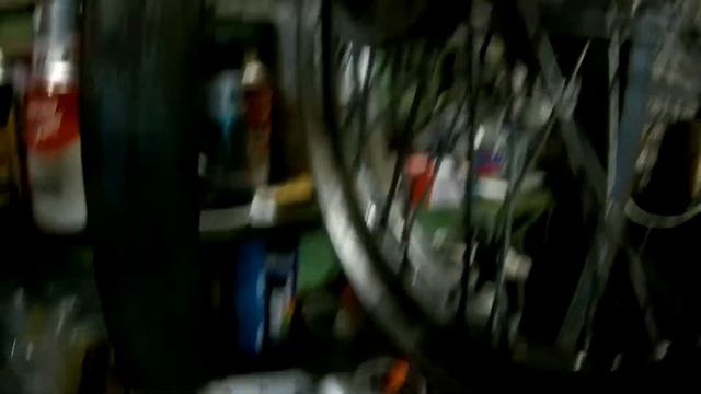 Убираем восьмёрку и яйцо с обода колеса мотоцикла смотреть онлайн