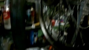 Убираем восьмёрку и яйцо с обода колеса мотоцикла