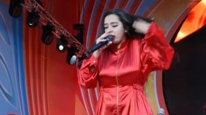 Певица Манижа зажигательно спела песню «Люстра» на Всемирной Фольклориаде-2021 в Уфе
