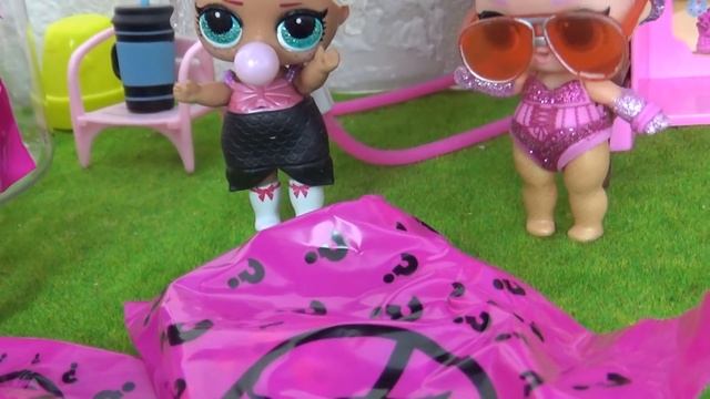 ПОЧЕМУ ВОДА РОЗОВАЯ? Барби Сюрприз и куклы ЛОЛ меняют цвет в бассейне. Мультики с куклами ЛОЛ смотреть онлайн