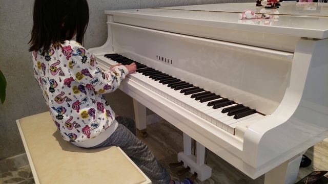 Grace So Playing Dew Drops w Petal at Friends Baby Grand Piano смотреть онлайн