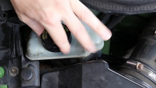 Vauxhall Corsa D: How To Check Brake Fluid Level & Top Up (Opel Corsa D) смотреть онлайн