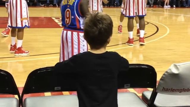 Us at the GLOBETROTTERS GAME!!!!!!! смотреть онлайн