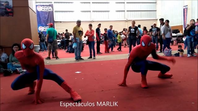 Gemelos Hombre Araña / Spider-Man haciendo acrobacias смотреть онлайн