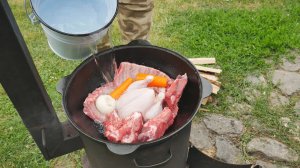 Боярские щи из трех видов мяса в казане на костре.