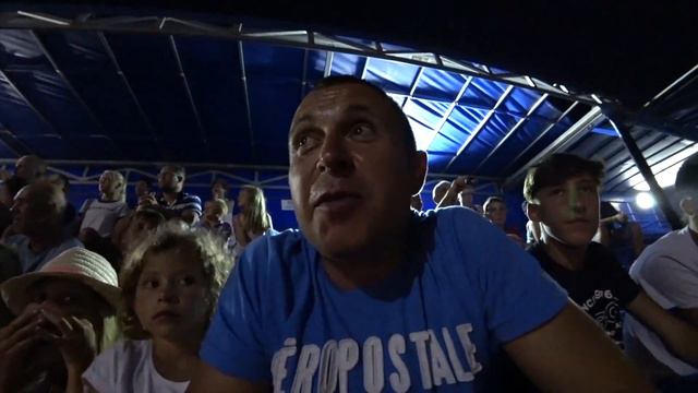 Монстр-трак давит машины на глазах у зрителей. Автошоу в Испании смотреть онлайн