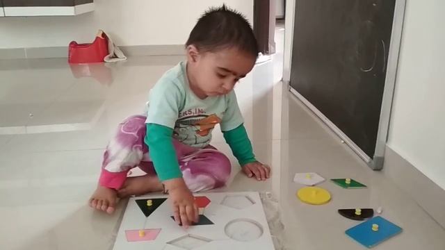 1.5 year old playing shapes puzzle game смотреть онлайн