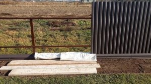 Как ровно прикрутить металлопрофиль на забор