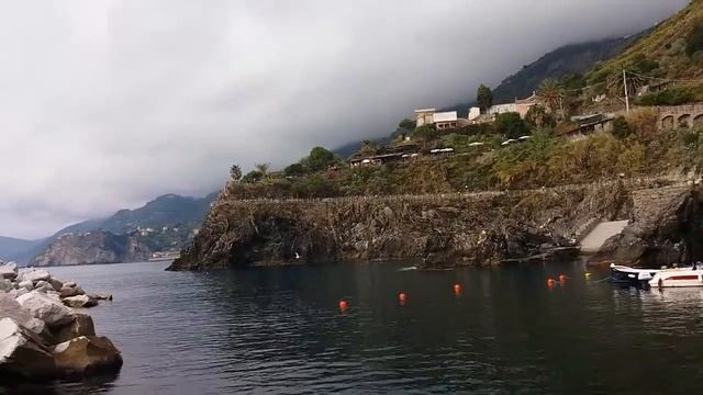 Манарола среди камней и воды. Manarola, Cinque Terre, Liguria, Italia. 17.10.2016 смотреть онлайн
