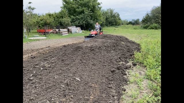 Мощнейший белорусский минитрактор МТЗ 152 с отвалом разравнивает 12 тонн земли смотреть онлайн