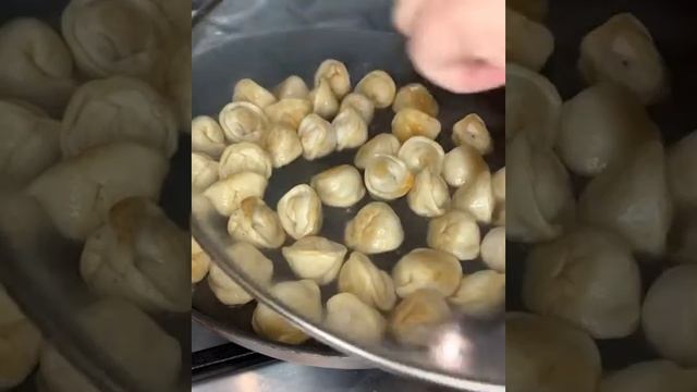 ?Хватит ждать, когда закипит вода!!?Готовь ПЕЛЬМЕНИ ПО-НОВОМУ❤❤ЖАРЕНЫЕ ПЕЛЬМЕНИ С СОУСОМ?? смотреть онлайн