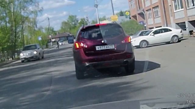 Девушка -водитель Мурано Мусорит в Томске. смотреть онлайн