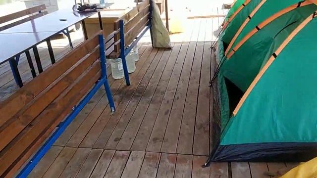 Сплав на большом плоту. Ходим по палубам и смотрим, что есть. смотреть онлайн