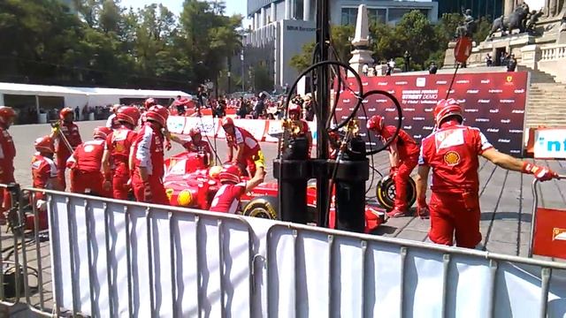 Esteban Gutiérrez Ferrari F60 “pit stop” 1 - Scuderia Ferrari Street Demo MX 2015 / Agencia JRF смотреть онлайн