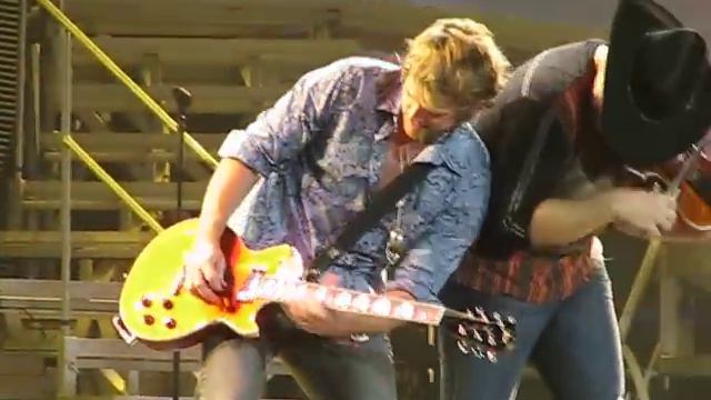 Gary LeVox dancing in Here's to You смотреть онлайн