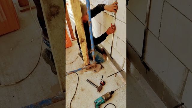 Приклейка элемента примыкания с сеткой на оконные рамы, разметка фасада под будущие Гешки из ППС16ф