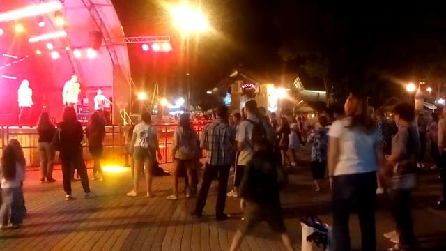 122. Учимся танцевать ногами. Дискотека, танцы в парке горького Харькова. смотреть онлайн