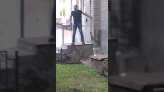 До нас докапался алкаш и он упал с лестницы смотреть онлайн
