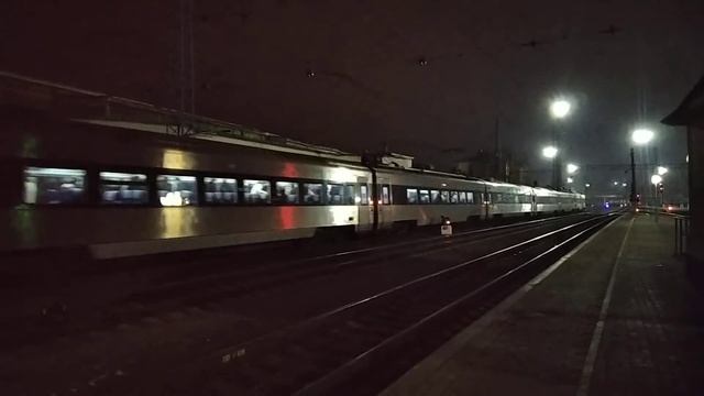 HRCS2-008 с фирменным поезд интерсити + 734 Киев Красноармейск прибывает на станцию Днепр смотреть онлайн
