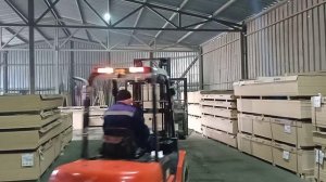 Вилочный погрузчик... работа на складе ЛДСП
