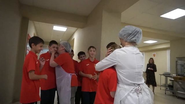 Воспитанники АФ "Алания" поздравили поваров с профессиональным праздником ! смотреть онлайн