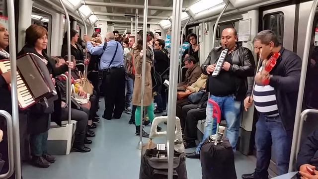 Музыканты в метро Барселоны. смотреть онлайн