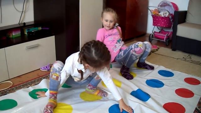 Играем в твистер Twister