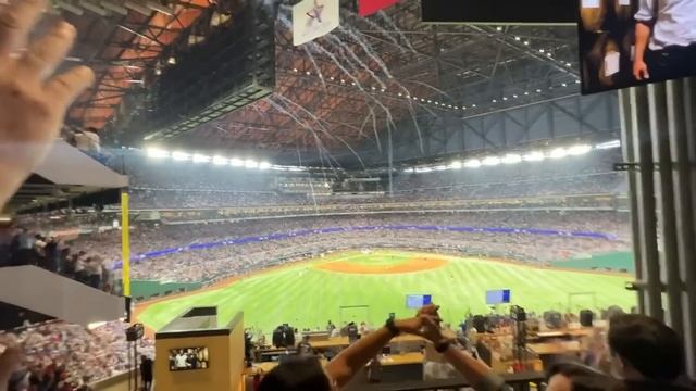 Texas Rangers fans react to Adolis Garcia walkoff home run in World Series смотреть онлайн