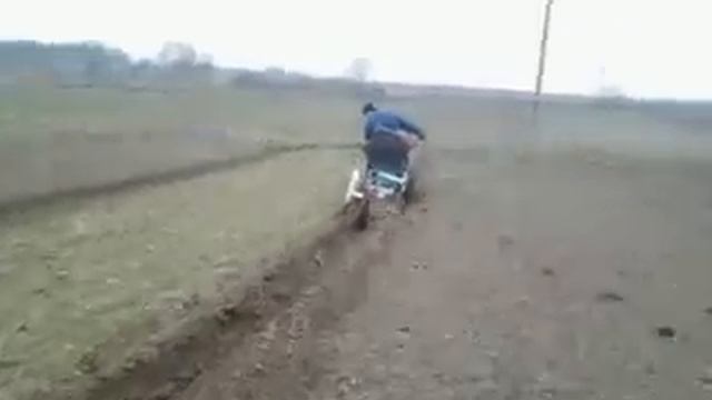 Мотоблок заря 101+адаптер+плуг от Т-25.mp4 смотреть онлайн