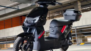 Электроскутер Aima. 150 км на одном заряде. Максимальная скорость 50 км/ч. Вес 90 кг.