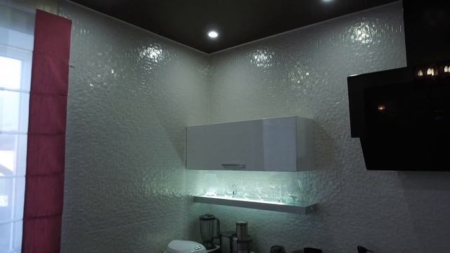 Двухуровневый натяжной потолок на кухне