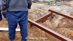 Из чего сделать забор.Забор вокруг дома: лицевая часть-камень Француз, а по периметру - Еврозабор