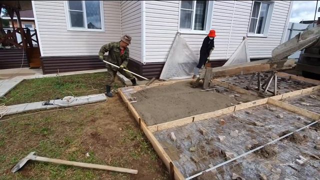 Заливаем бетонную площадку под авто на даче