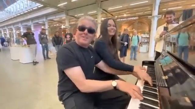 Буги Вуги на пианино дуэтом в четыре руки. Просто класс! смотреть онлайн