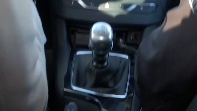 Reportage TVCOM au centre de Nivelles PEUGEOT Driving Academy смотреть онлайн