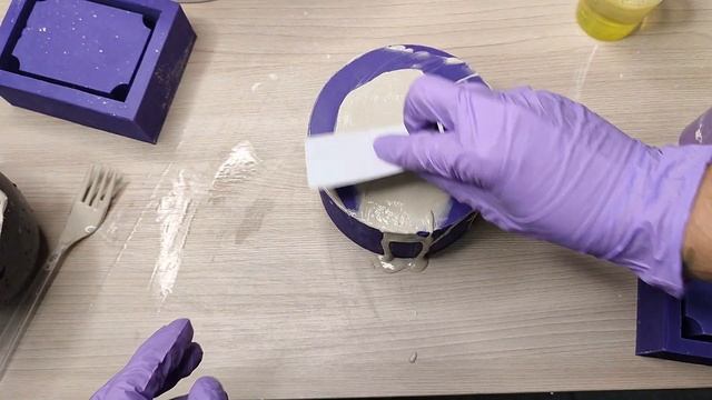 Заливаю гипсом новые кашпо - Как сделать кашпо из гипса своими руками - ТакКруто смотреть онлайн