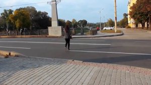 Девушку сбивает машина на огромной скорости