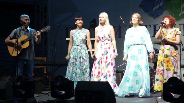 НА КАМУШКАХ.... Слова Юрия Першина, музыка Алёна Спирина смотреть онлайн