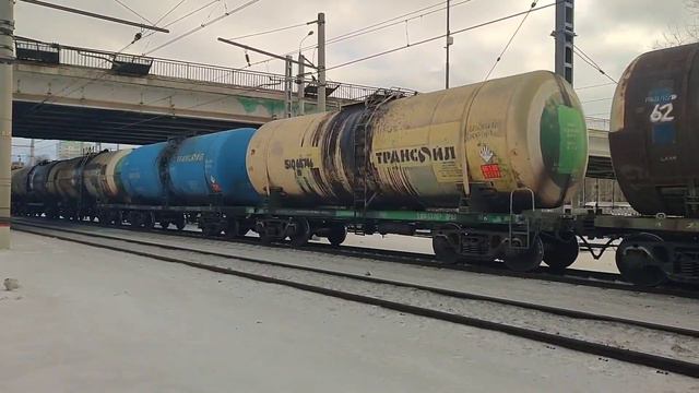 Электровоз ВЛ10К-1604/1394А с наливным составом и внезапный тепловоз 2М62У-0139 смотреть онлайн