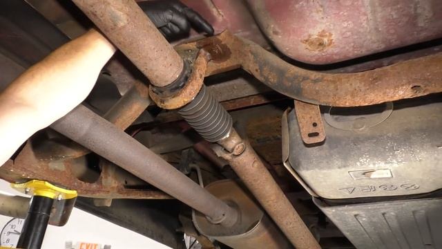 Truck Drive Train Noises? Check the Drive Shaft Carrier Bearing! смотреть онлайн