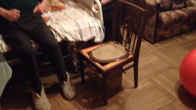 Реабилитолог Юрий Жидченко. Реабилитация на дому после повторного инсульта. Прикроватный туалет.