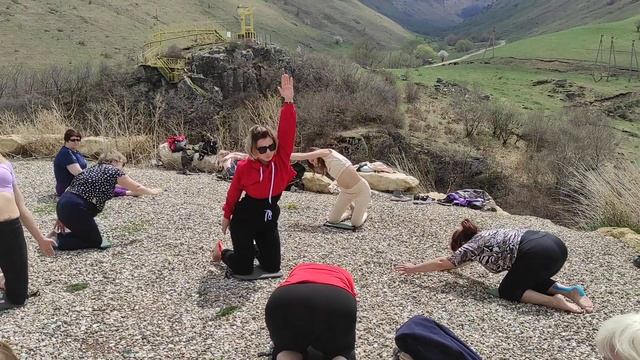 Йога в горах Черкесии во время йога-тура по северному Кавказу смотреть онлайн