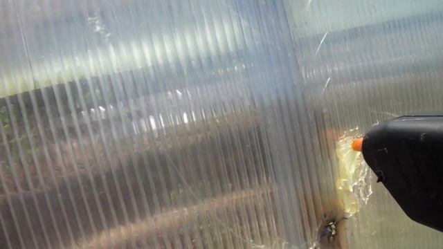 Чем хорошо заделывать трещины в поликарбонате