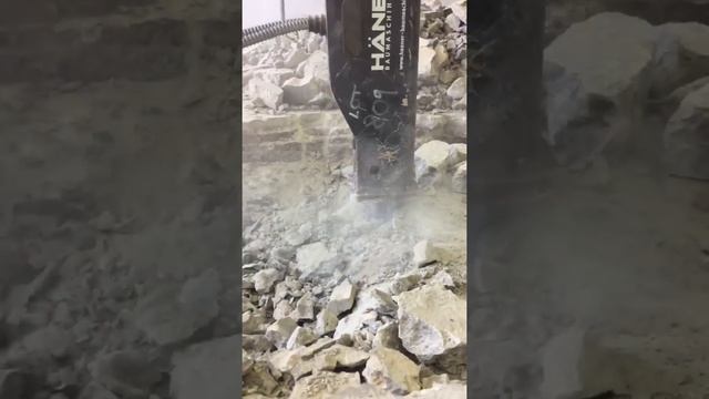 Работа JCB 16C-1 гидромолотом в стеснённых условиях смотреть онлайн