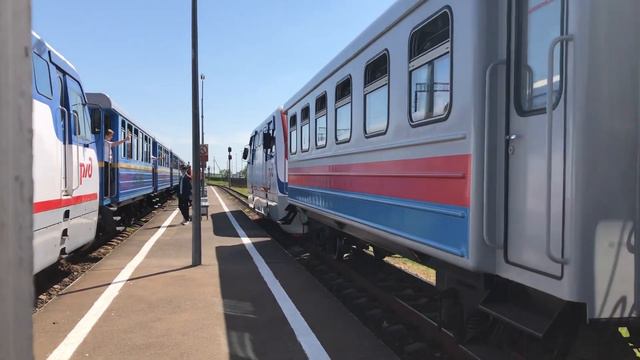 ТУ10-001 с детским поездом прибывает на платформу Юный смотреть онлайн