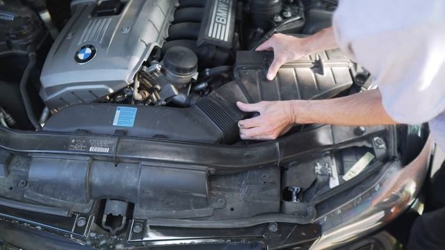 How to Replace Your BMW Engine Air Filter | E90, E92 смотреть онлайн