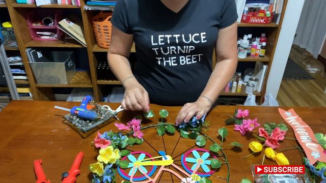 Dollar Tree Bicycle Wheel Wreath - DIY Tutorial - Budget Friendly смотреть онлайн