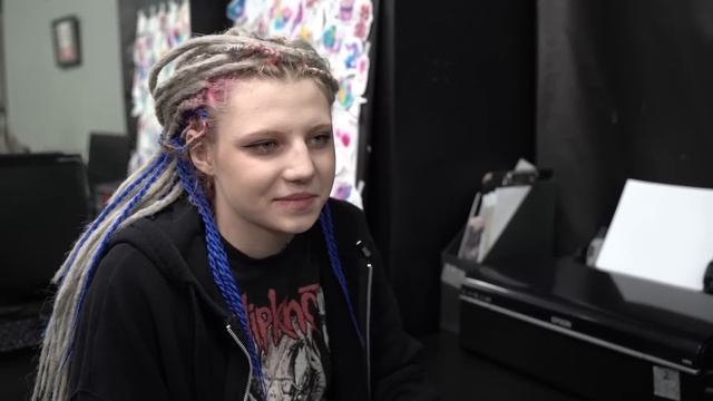 ШОКИРОВАЛИ ДЕВОЧКУ ИЗ ТРЕШ-КВАРТИРЫ ПОТРАТИВ НА НЕЁ 70000 РУБЛЕЙ смотреть онлайн