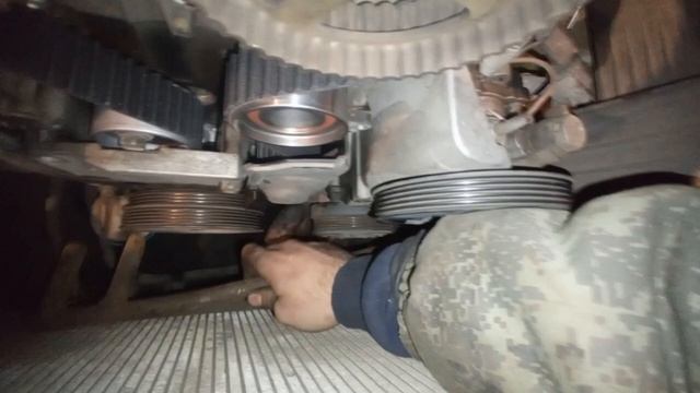 Как открутить шкив коленвала Mitsubishi Pajero IO, Pinin 4G93/4