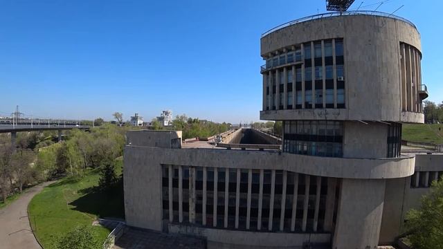 Работа запорожских шлюзов. Шлюзование двух барж. смотреть онлайн